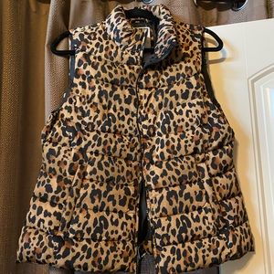 Trendy cheetah puffer vest! Size Medium!
